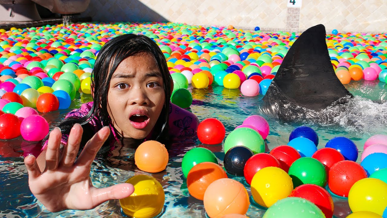¡Charlotte y Ellie huyen del tiburón en la piscina! 🦈🏊‍♀️