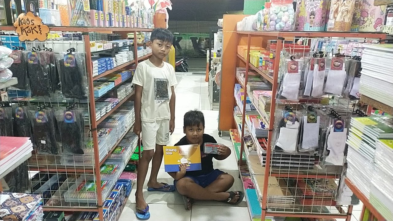 Vlog day 17 in 2026.malam ini kita belanja peralatan menggambar di toko atk rekk.mari kita belanja..