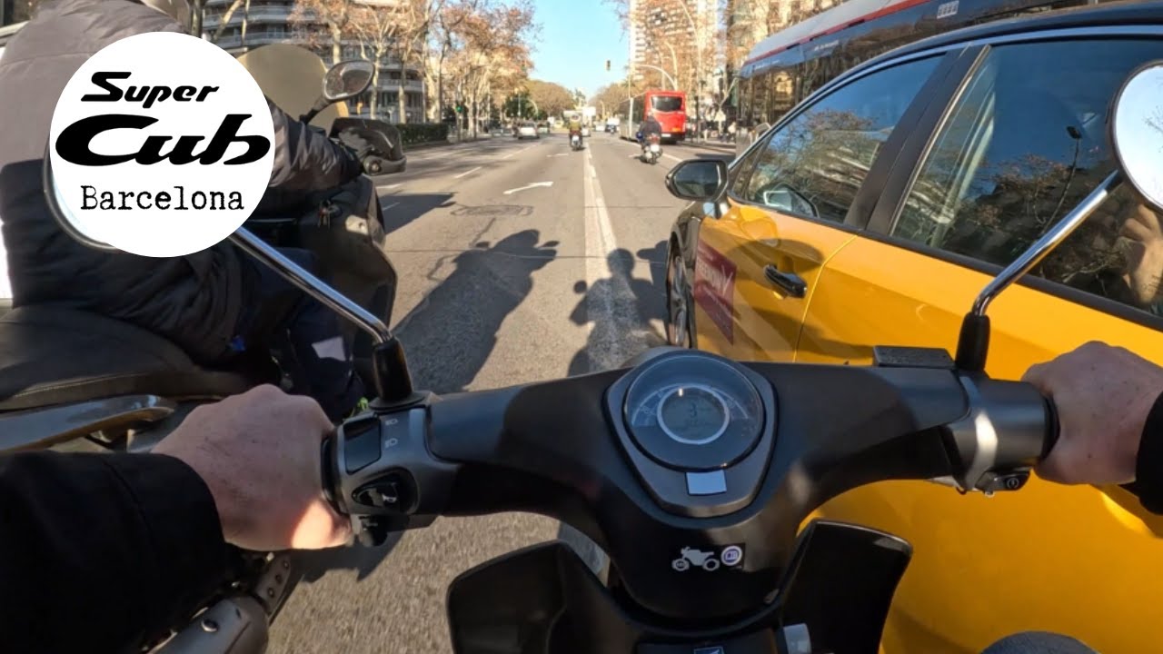 Riding the Honda Super Cub 125 Through Barcelona's Wild Traffic | Balmes, Paseo de Gracia & More