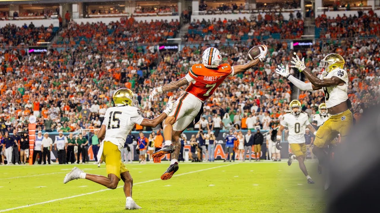 CJ Daniels makes an unbelievable one-handed catch