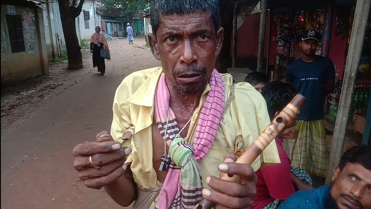 মানুষটার প্রতিভা দেখে আমি অবাক হয়ে গেলাম কিভাবে নাক দিয়ে বাঁশি বাজায় হাজার মানুষের ঢল নেমে গেছে।