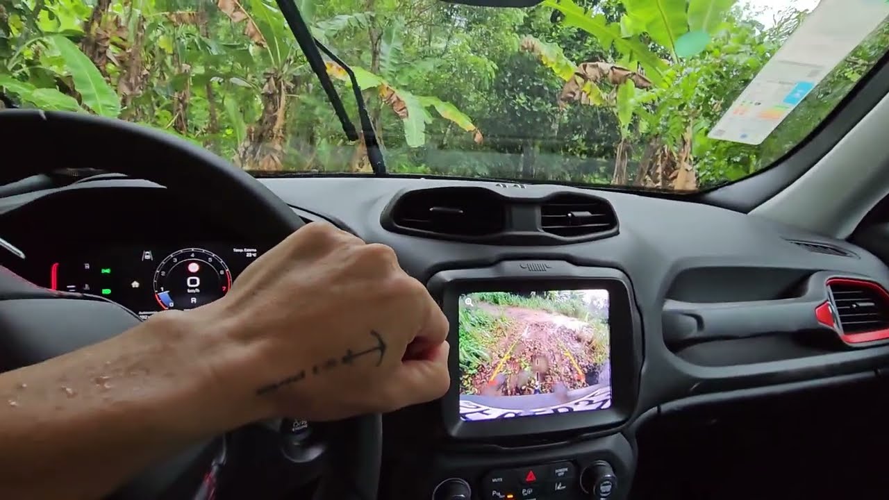 Jeep Renegade Trailhawk 2023 na lama. Será que sobe a ladeira?