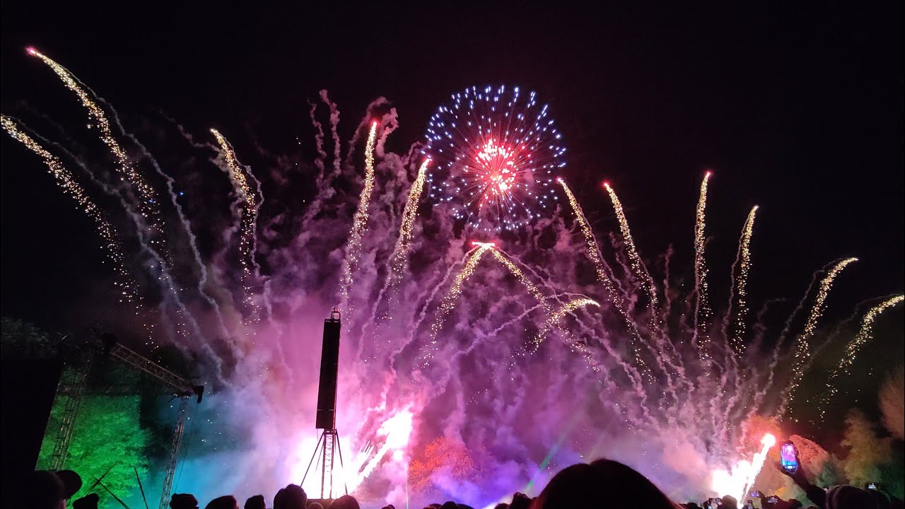 2021 Battersea Park Fireworks Handheld shooting throughout