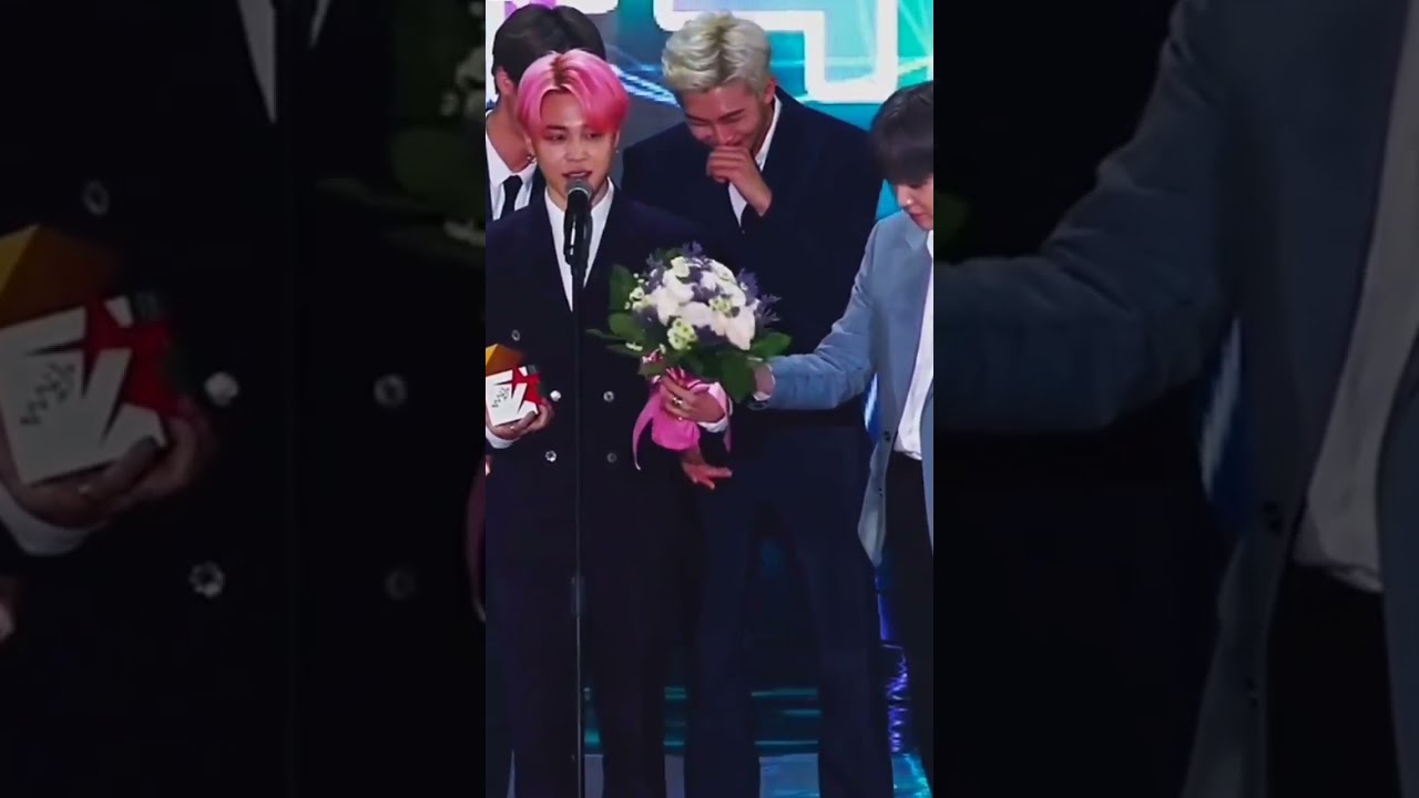 see jimin🥵and😍taehyung fight each other in stage like a child🥰cute moment.part-1🤣.#btssexyshort#v#rm