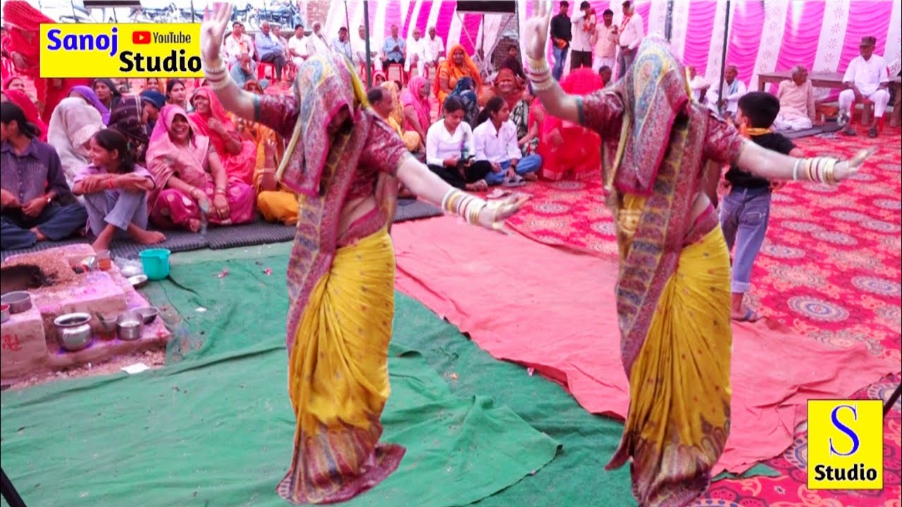 एटा में डीलर की मैडम ने डांस में कर दिया कमाल 