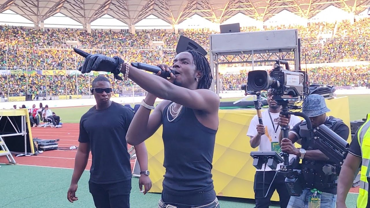 D VOICE AWAGANDISHA WACHEZAJI WA YANGA BENJAMINI MKAPA YANGA DAY