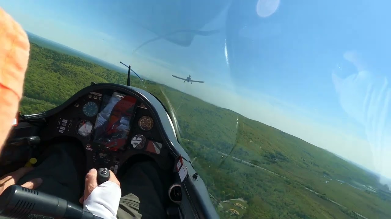Towplane Waves Glider Off Tow - Towplane Emergency