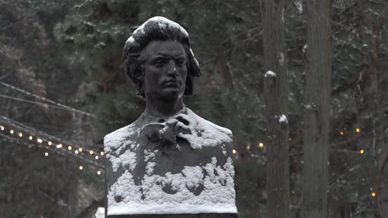 NO COMMENT | DEPUNERE DE FLORI LA BUSTUL MARELUI POET MIHAI EMINESCU
