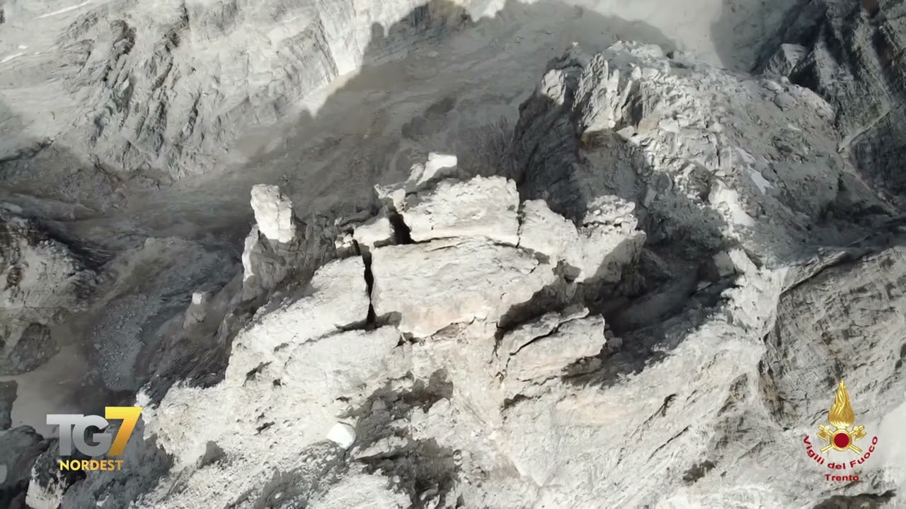 Le immagini del crollo