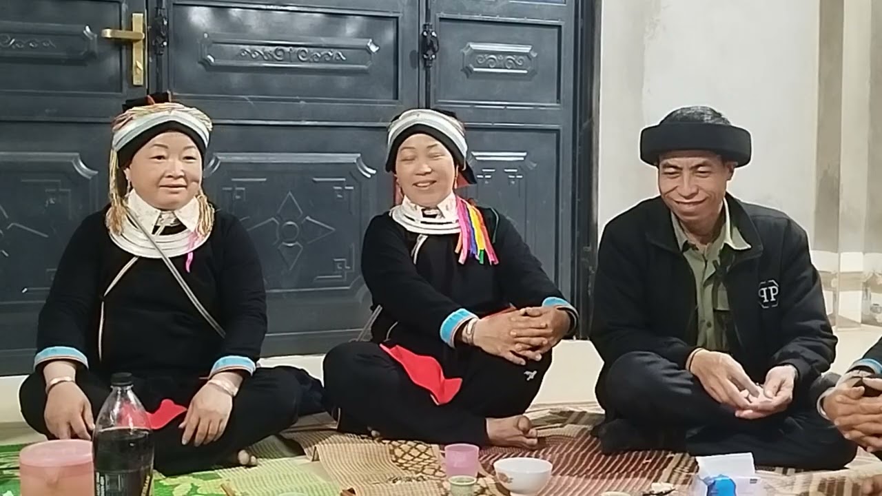 Anh dang kháh xa viên lâm hat voi ba nguyet xa bac me o thon yen cu nha ba chuc vui lam ca nha oi @