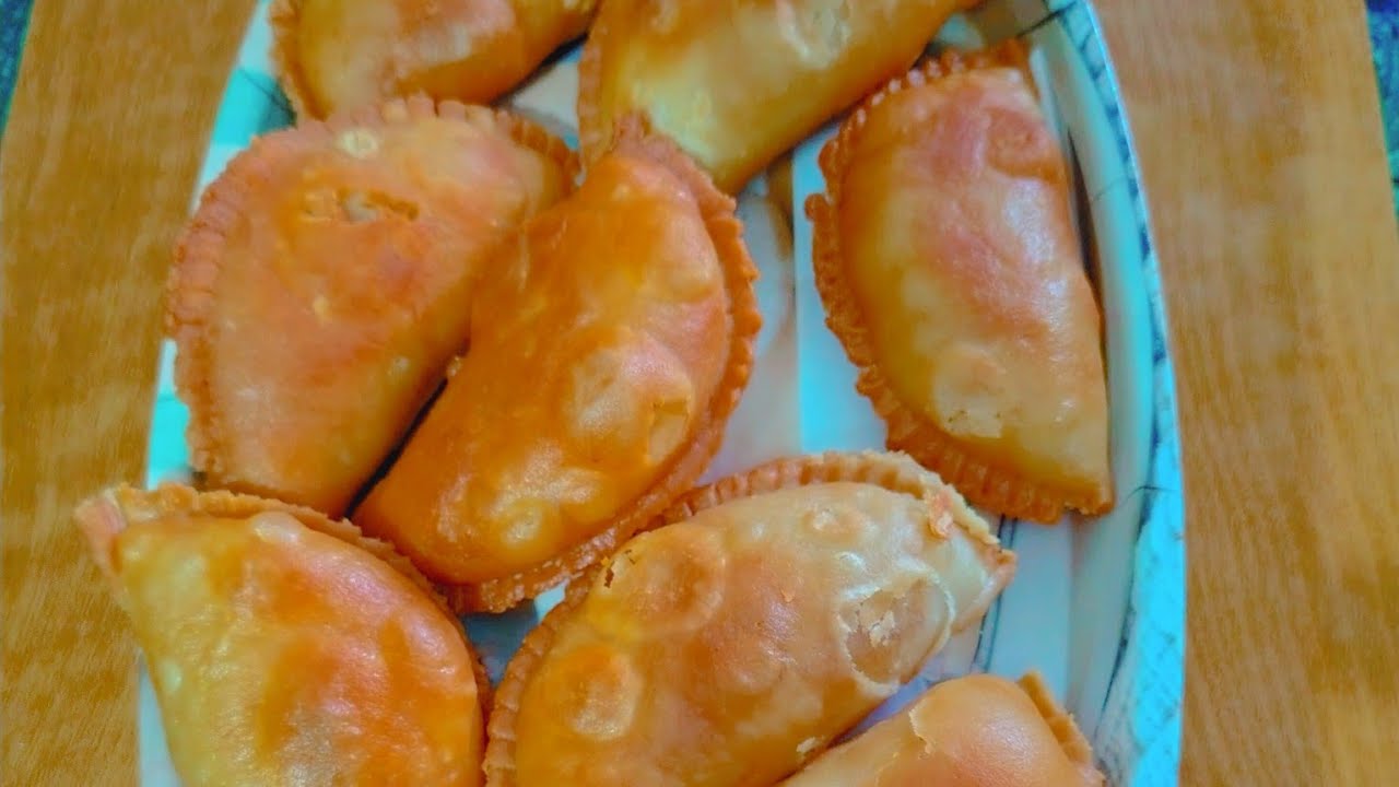Radha Krishna kitchen vlog #. Kurkura chatpata aasani se banne wali gujiya#food #cooking #recipe 