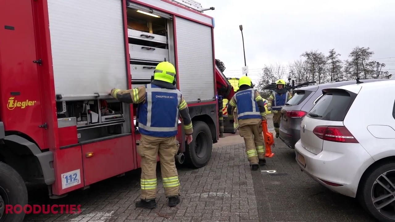 Persoon bekneld onder vrachtwagen in Grootebroek, hulpdiensten druk bezig