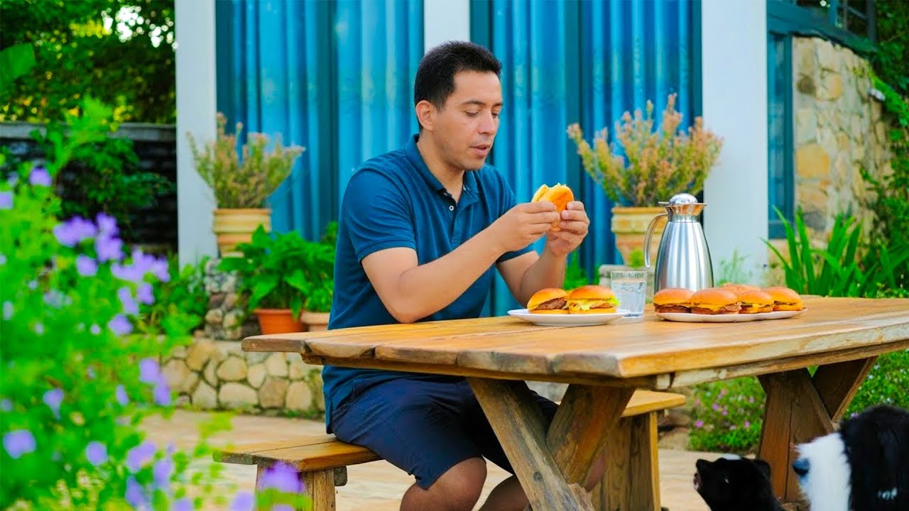 Make hamburgers and enjoy them in the garden with your Pet