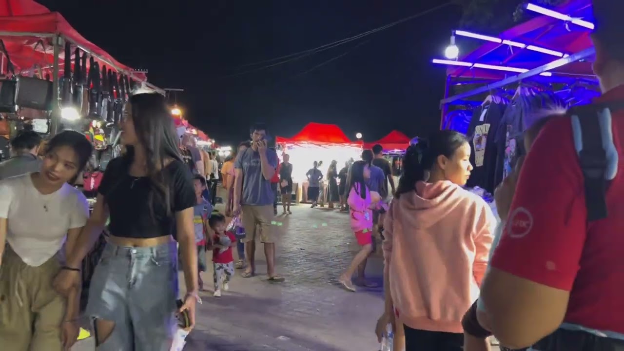 Asian Tour. Night Market in Vientian, Laos. Mus ncig tajlaj tsau ntuj.