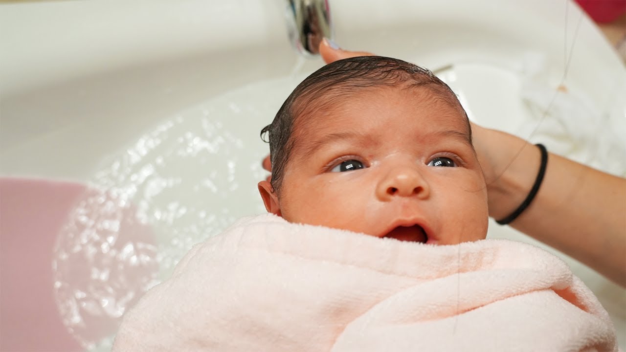 ABELLA'S FIRST BATH | NEWBORN BABY
