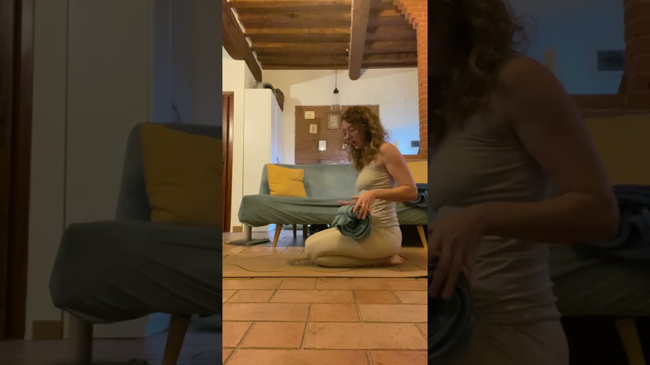 Come portare il piede tra le mani da Adhomukhasvanasana?