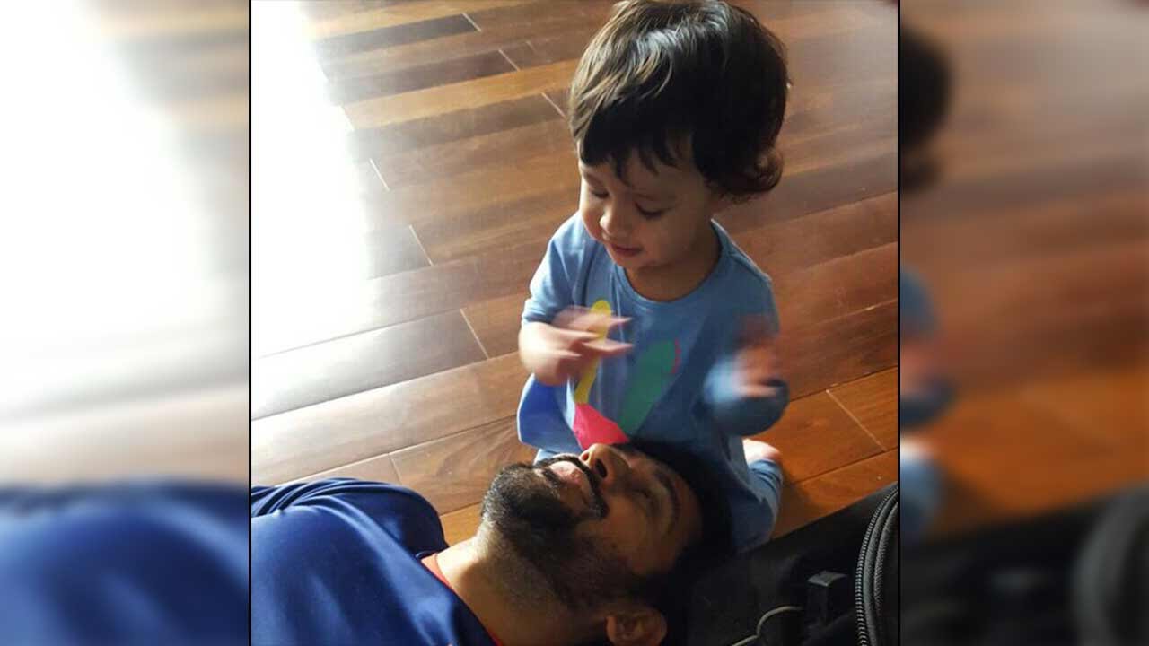 Dhoni playing with her daughter Ziva, cutest thing you will see today