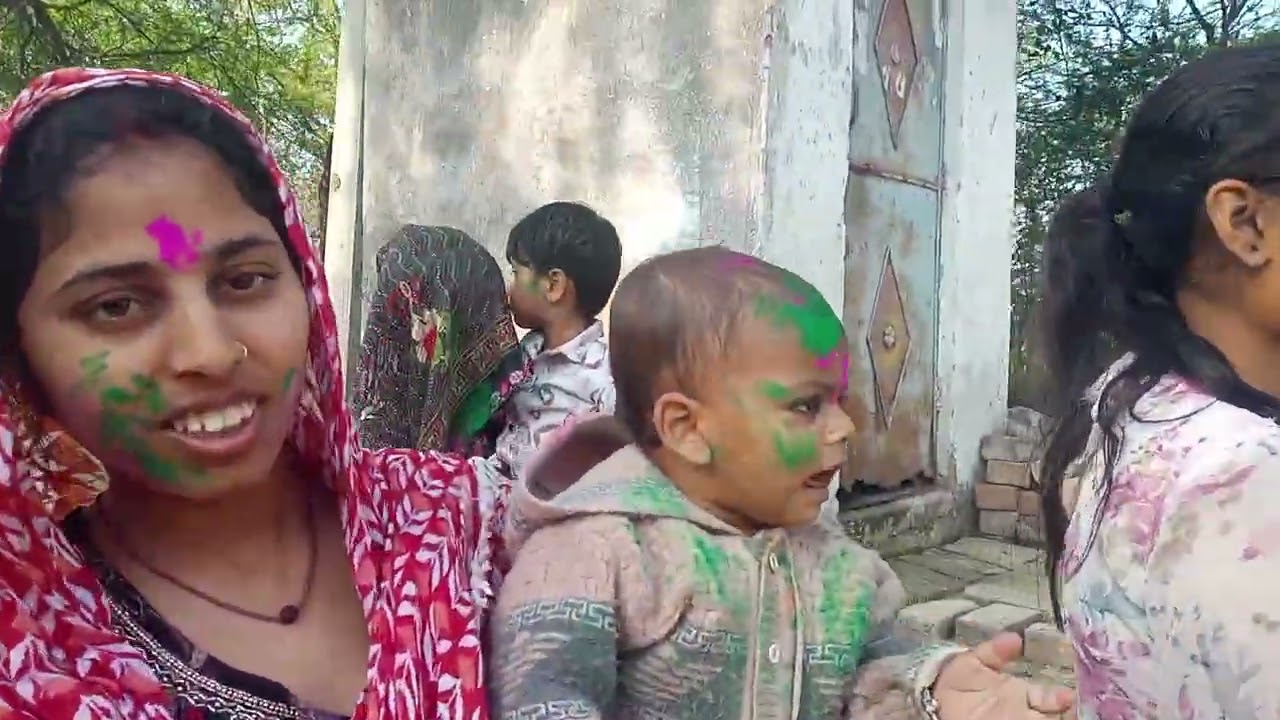मेरे गांव की होली आप लोग देखे कैसे खेल रही है