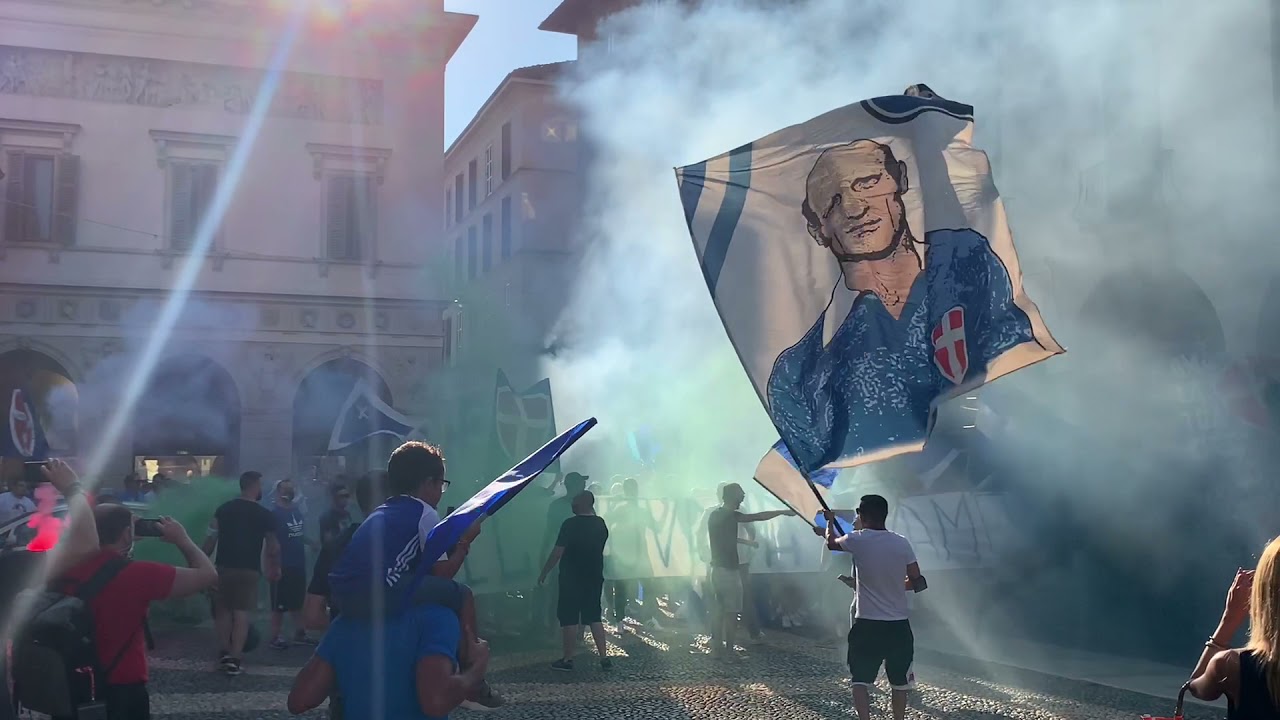 Il corteo dei tifosi del Novara calcio per la mancata iscrizione al campionato di serie C