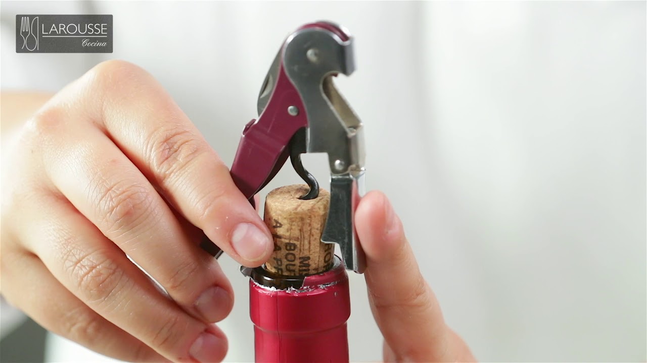 &iquest;C&oacute;mo abrir y servir un vino? Aprende a descorchar blancos y tintos correctamente