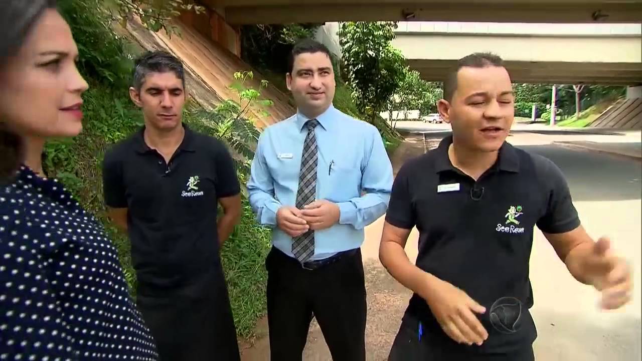 Garçons salvam Sandy e sua mãe de enchente