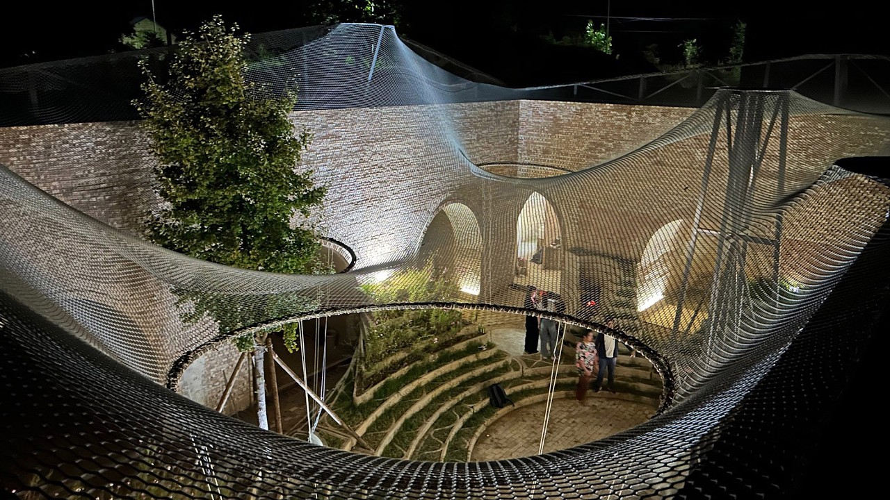 Проект Underground House of the Future переосмысливает китайский пещерный дом, используя кирпичны...