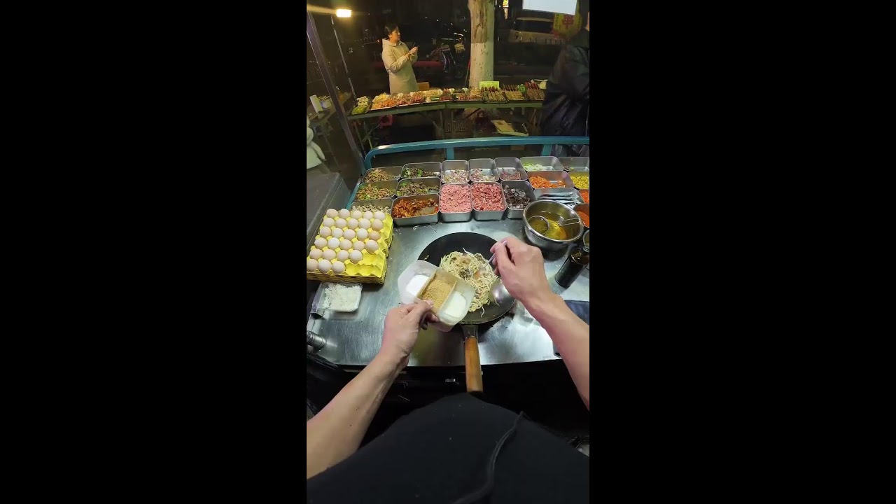 Enjoying delicious food - 纵览美食直播