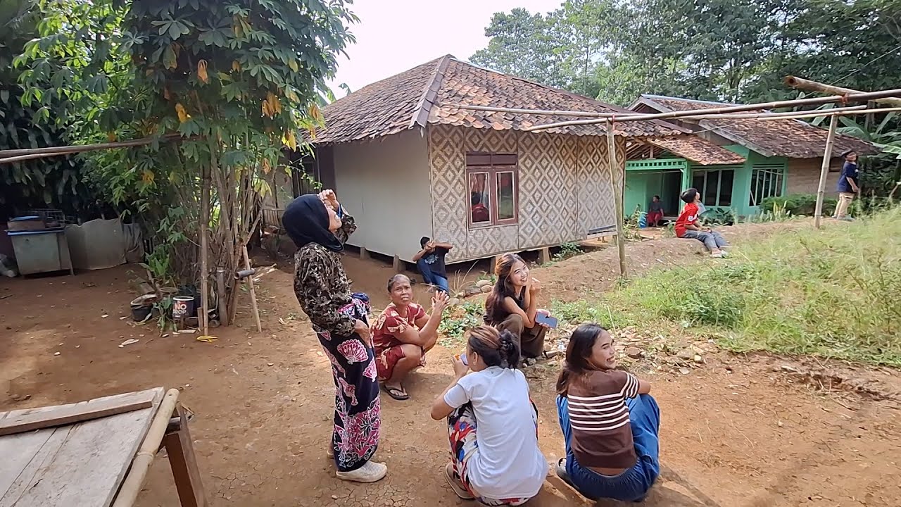 Hidup di desa, Suasana pedesaan penuh dengan kesederhanaan, mang inyong dan mitoha galak bikin ngaka
