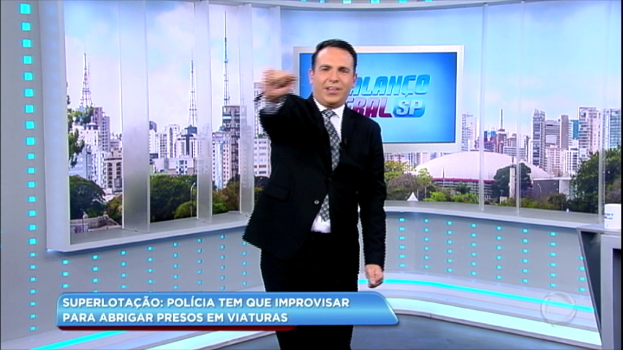 Superlotação faz com que policiais improvisem para abrigar presos em viaturas