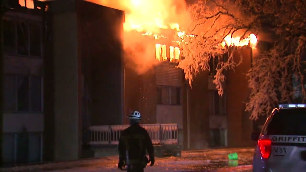 Firefighters battle large blaze at Indiana apartment building