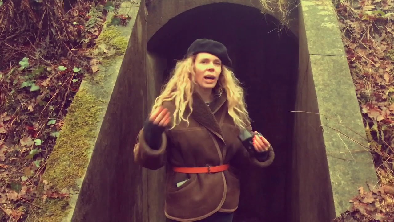 Roxane van Iperen bezoekt Westerbork voor haar boek 't Hooge Nest