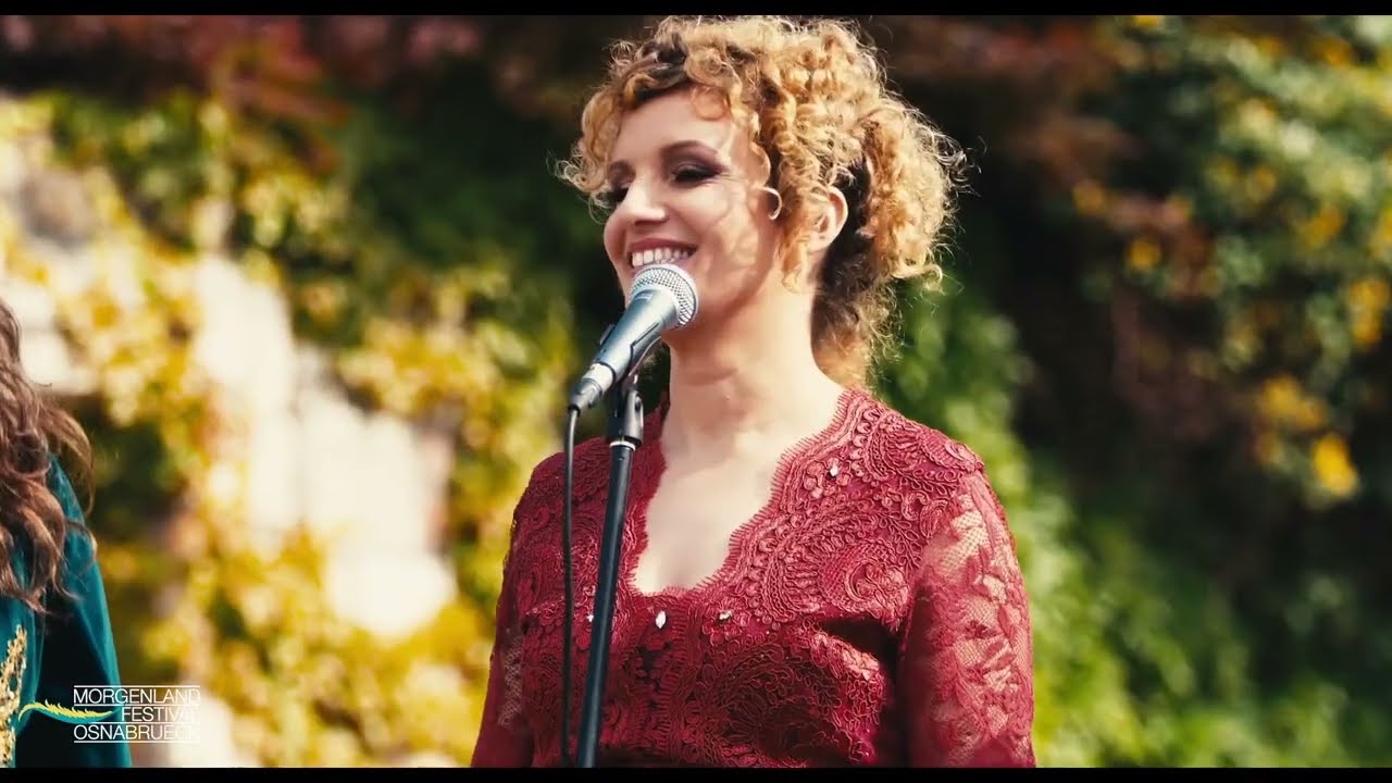 Bojana Nikolić i Srpski glasovi (Bojana Nikolić & Serbian Voices) - Idu kola preko polja
