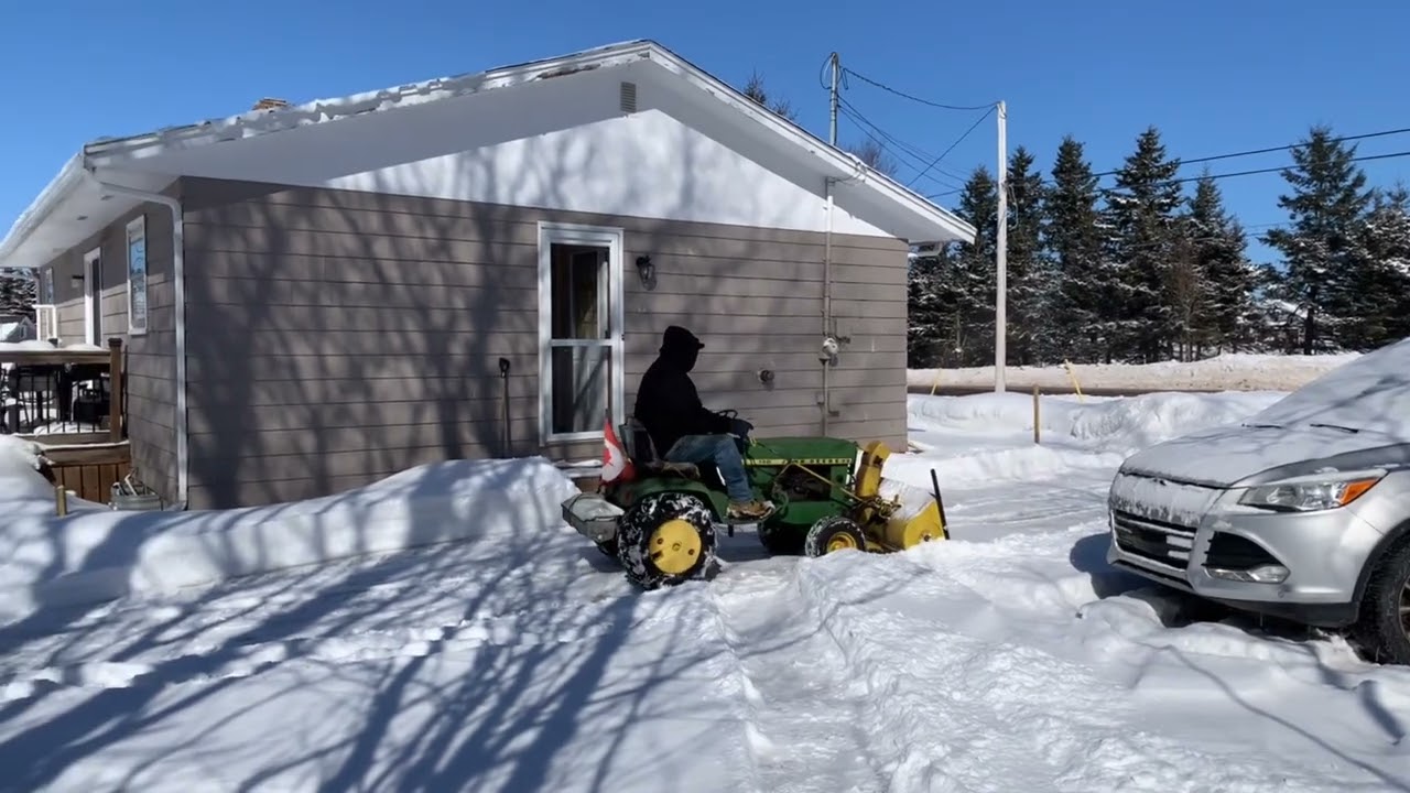 1970 John Deere 140H3 removing snow. #snowremoval #johndeere140H3 #gardentractor #snow