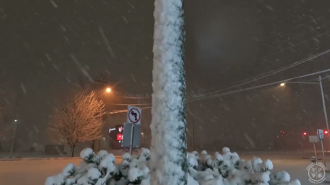 Heavy Lake-effect #snow is falling around Mentor, Ohio. 11/29/24