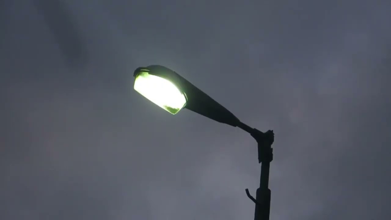 Siemens Schuckert ALH 51 Mercury Vapor Streetlight Startup on a Strange Mount!