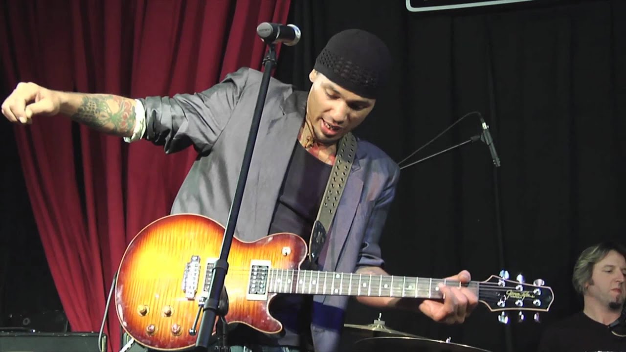 Blues Powerhouse Michael Williams on James Tyler Variax and DT Amps | Line 6