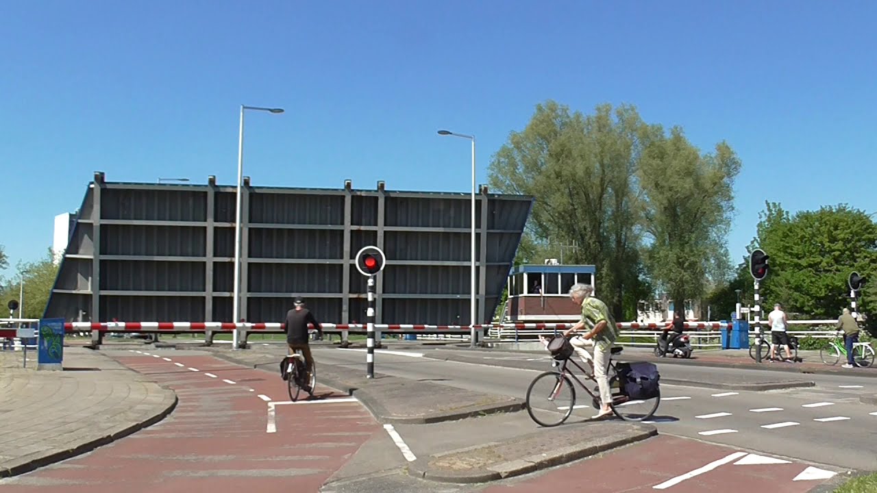 Brugopening Ee brêge Ljouwert Basculebrug/ Drawbridge/ Pont Basculant/ Zugbrücke