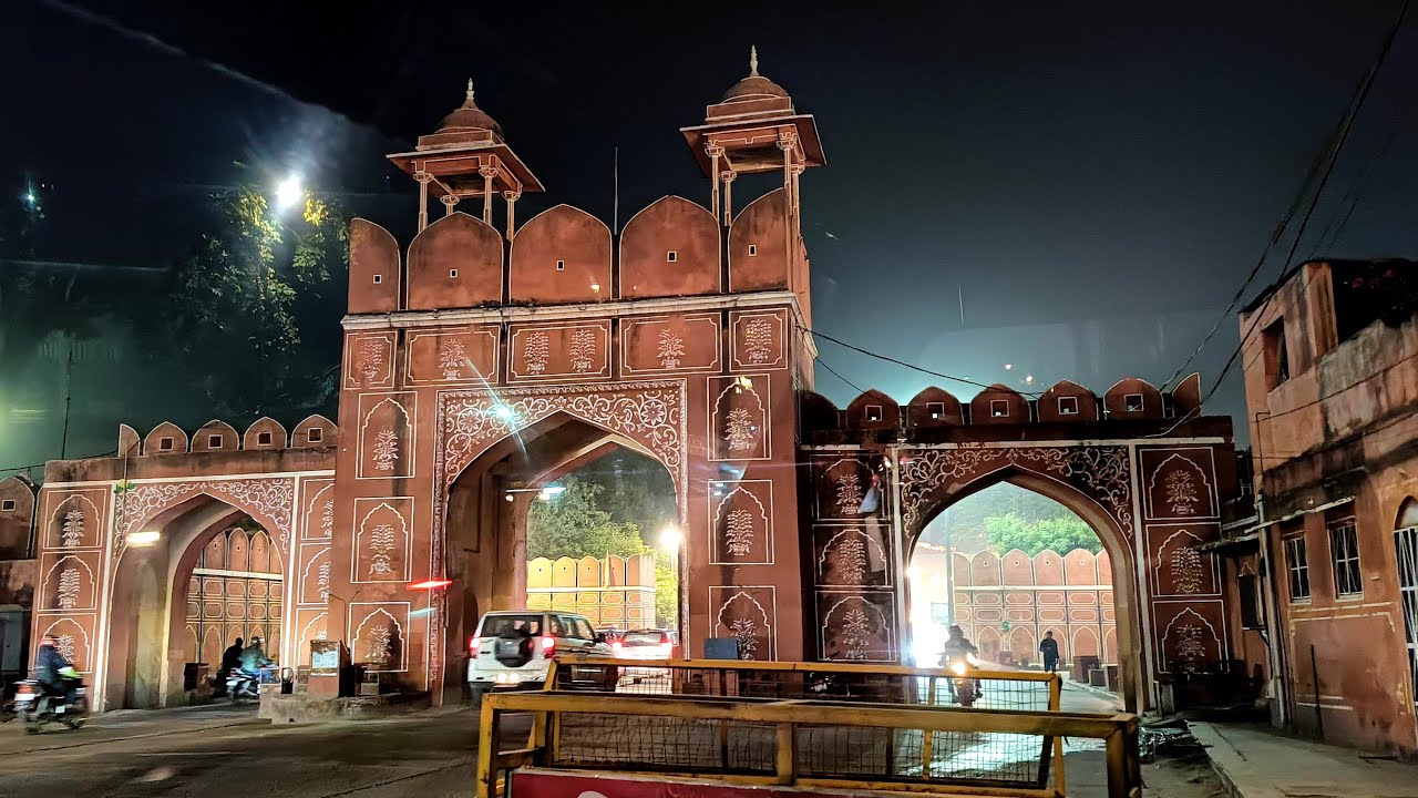 Mahesh Garden is Live At Night View from Jorawar Singh Gate Jaipur Rajasthan. 💞😊🇮🇳🌳🌷🌲💖🌴🏘️🚗🚙🏍️