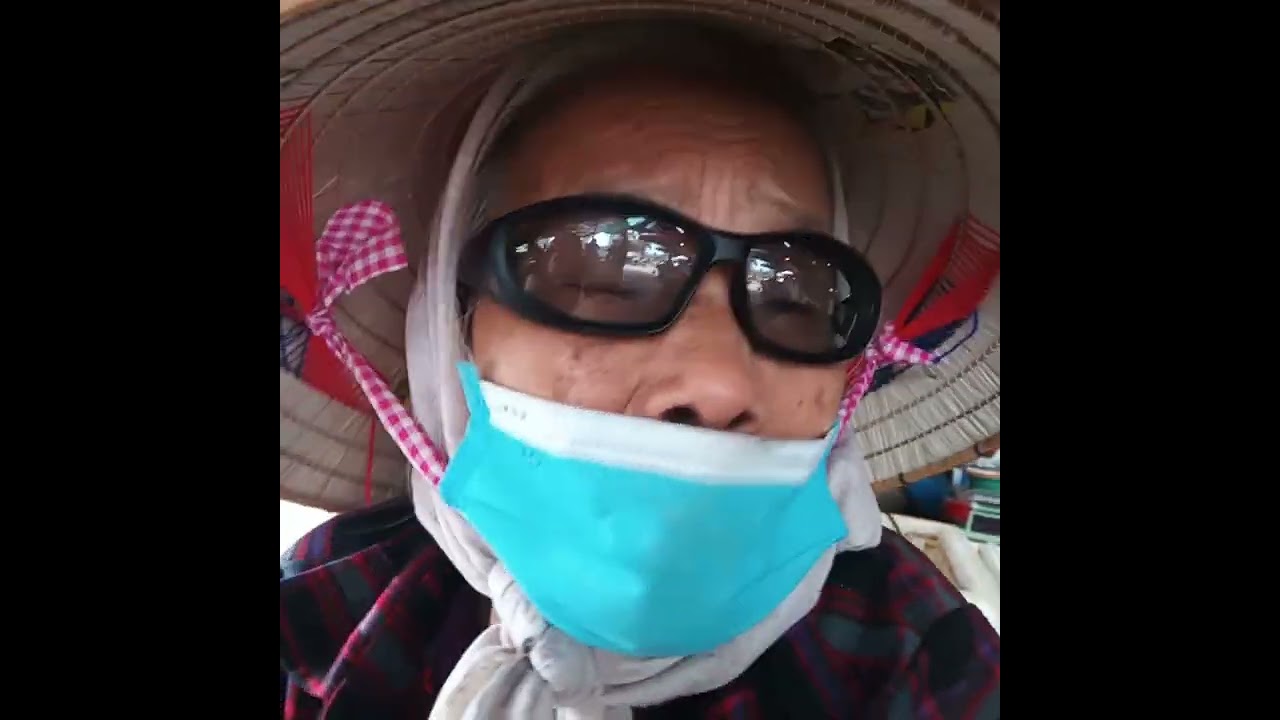 Biếu cụ vài đồng.