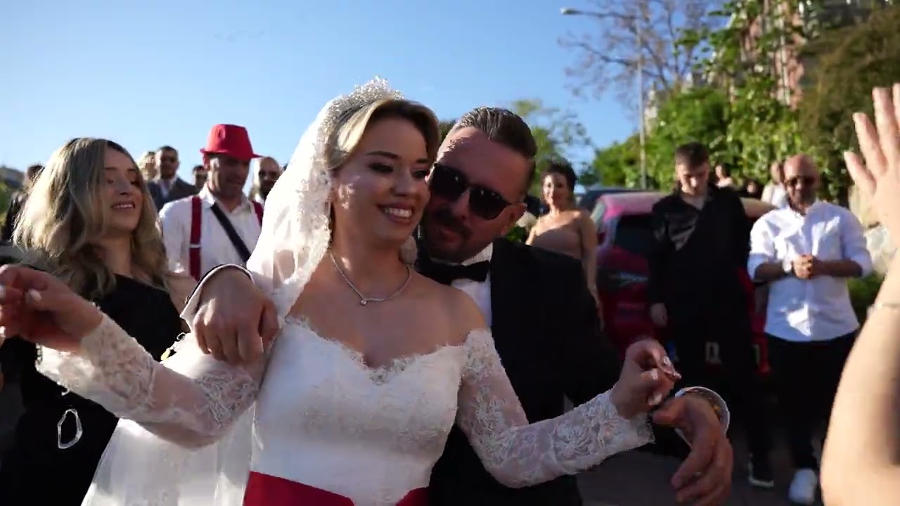 Eğlencenin Zirvesinde, Kusursuz Bir Düğün Hikayesi