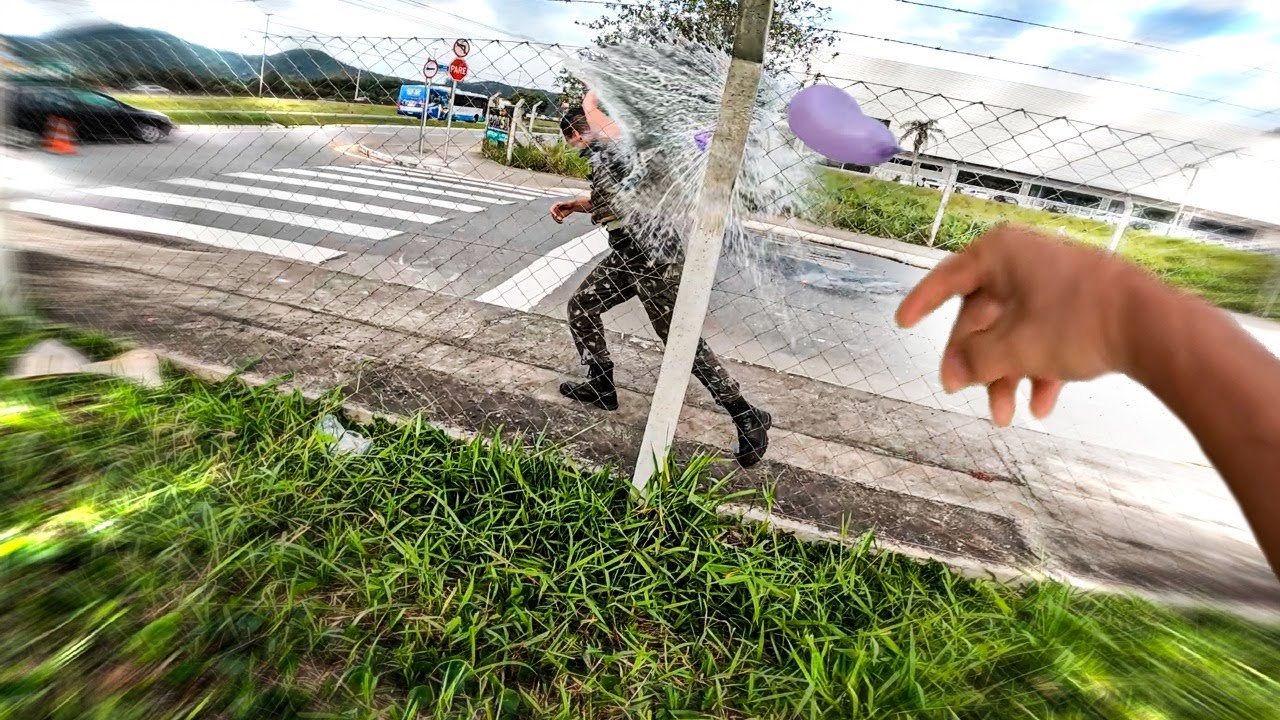 JOGUEI BEXIGA D'ÁGUA NO MARINHEIRO