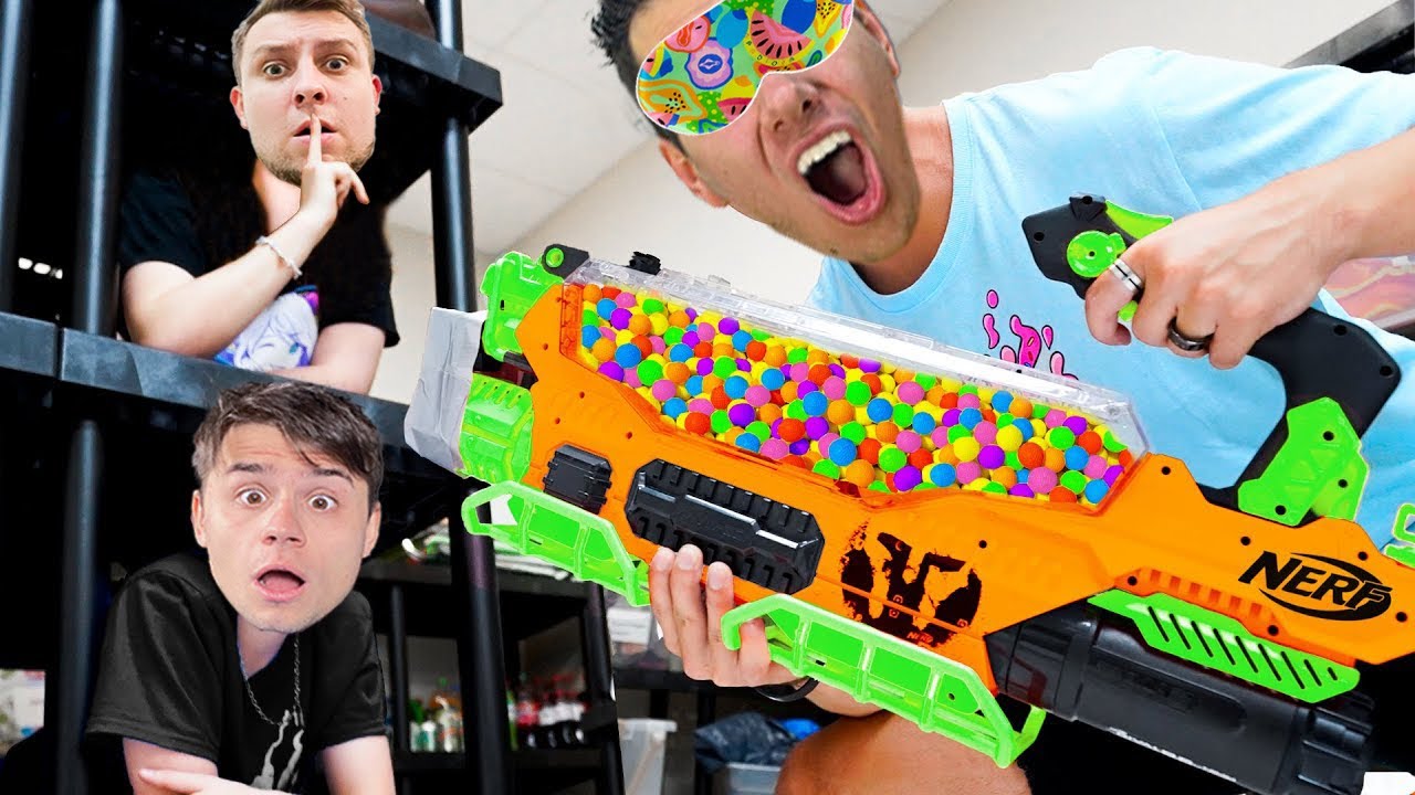 EKSTREMALNY CHOWANY Z NERF GUNEM NA SLEPO!
