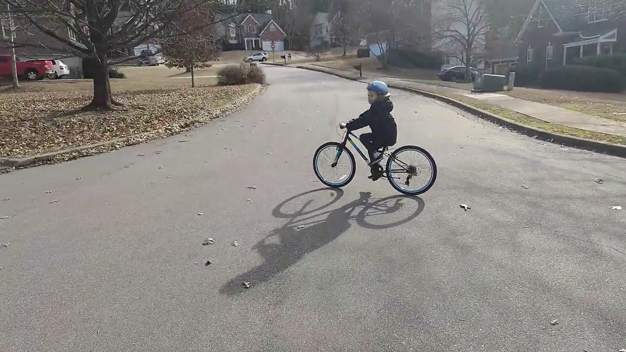 Олег (7 лет) обкатывает новый велосипед.