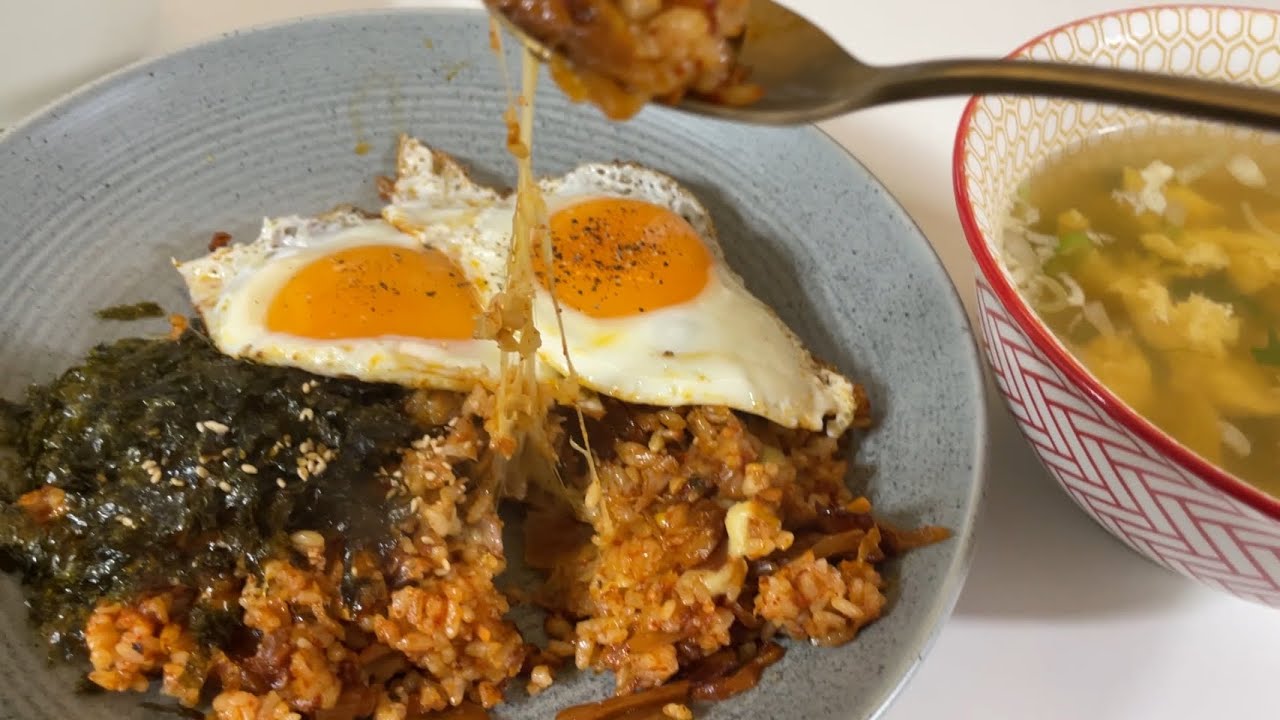 한국사람은 김치볶음밥이지 그런데 이제 모짜렐라치즈를 곁들인