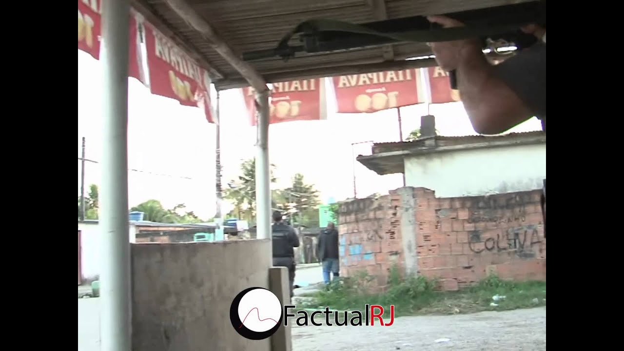 Policias fazem operação para retirada de barricada na comunidade do Rola