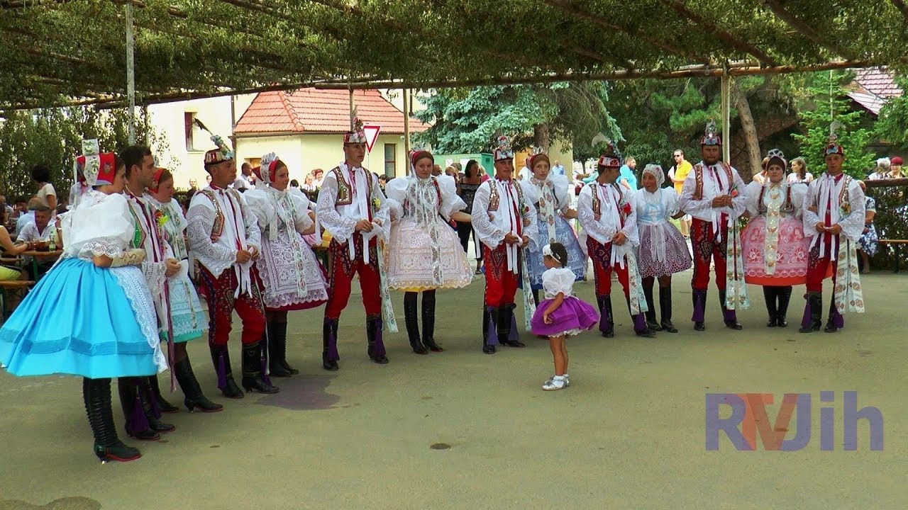 Hody v Hruškách zkropil déšť, krojovaným to ale nevadilo