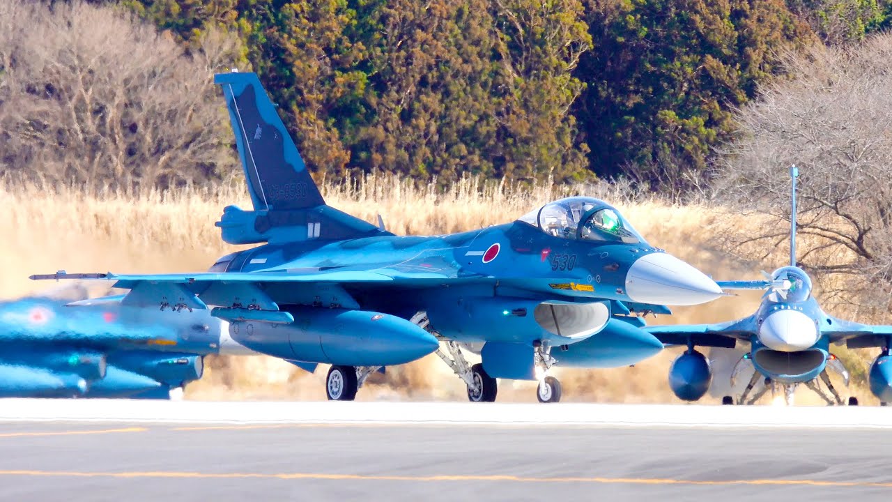 Mitsubishi F-2 take off roll with after burner at Hyakuri Air Base R/W21L