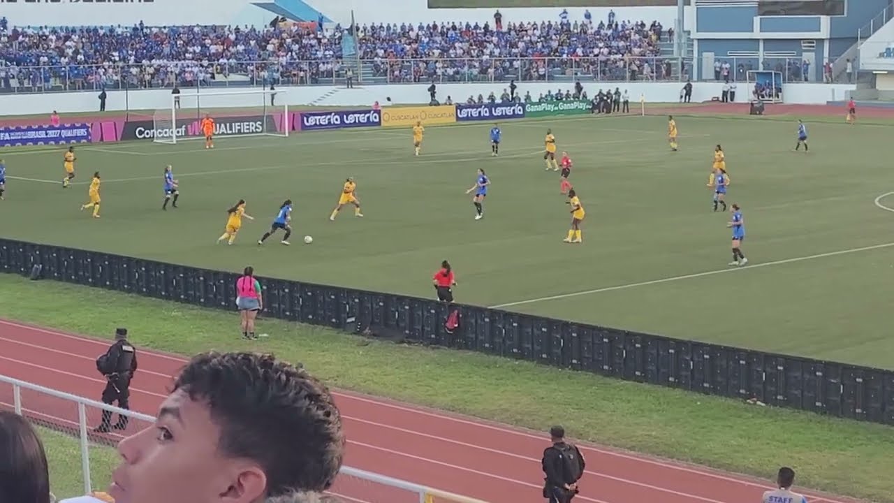 Empezó el primer tiempo de El Salvador  vs Barbados 😊 las niñas están muy contentas.