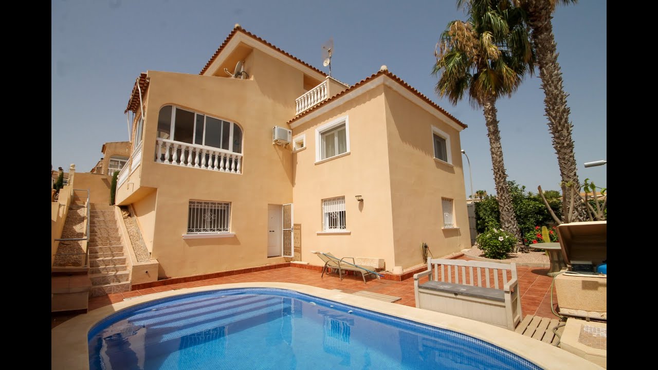 CV0782  Large 4 bedroom detached villa with private and communal pool 295,000€