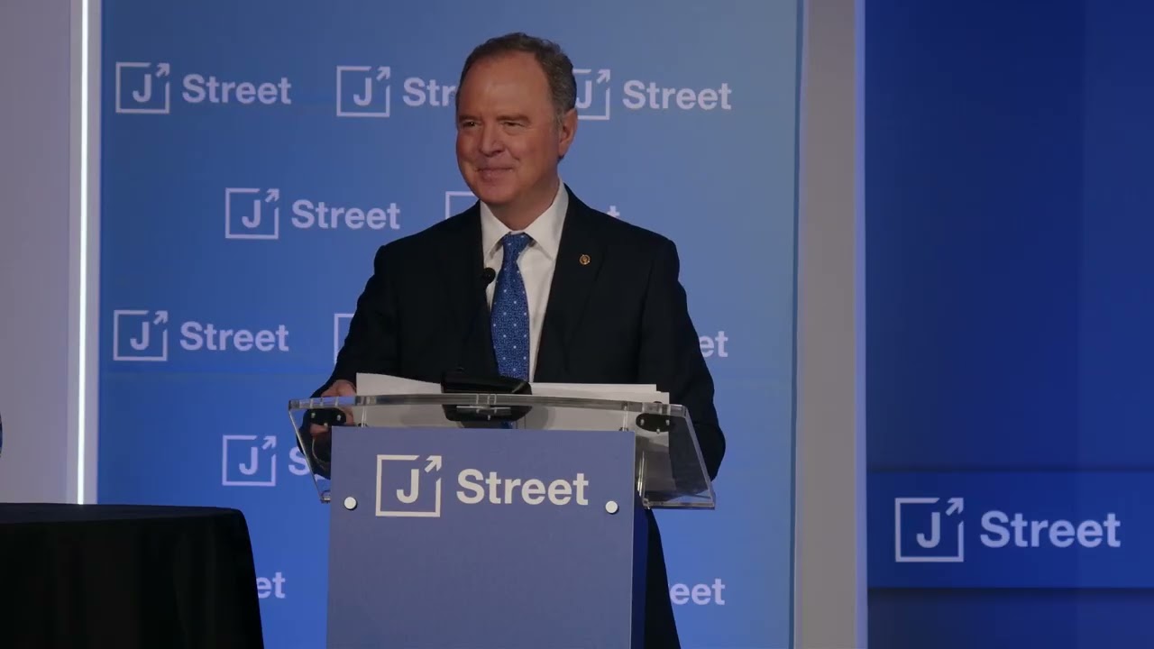 Сенатор Адам Шифф на Национальном съезде организации J Street в 2026 году.